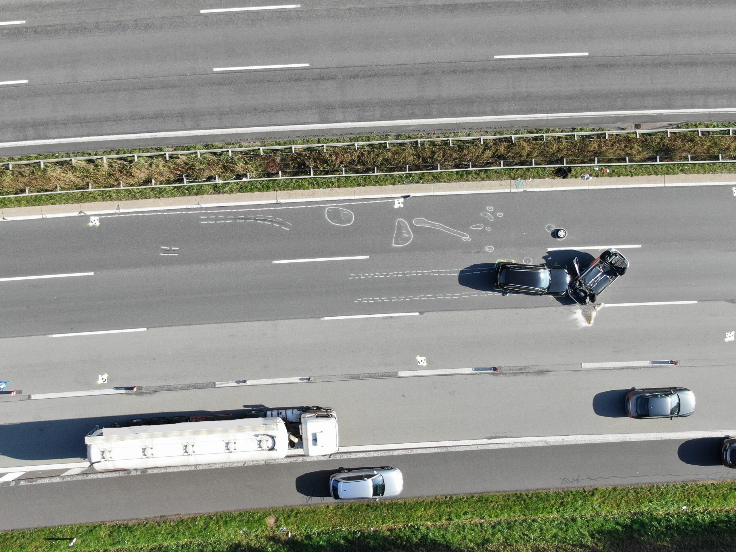 zu geringer Abstand und unangepasste Geschwindigkeit sind Unfallursache Nr. 1 auf Autobahnen
